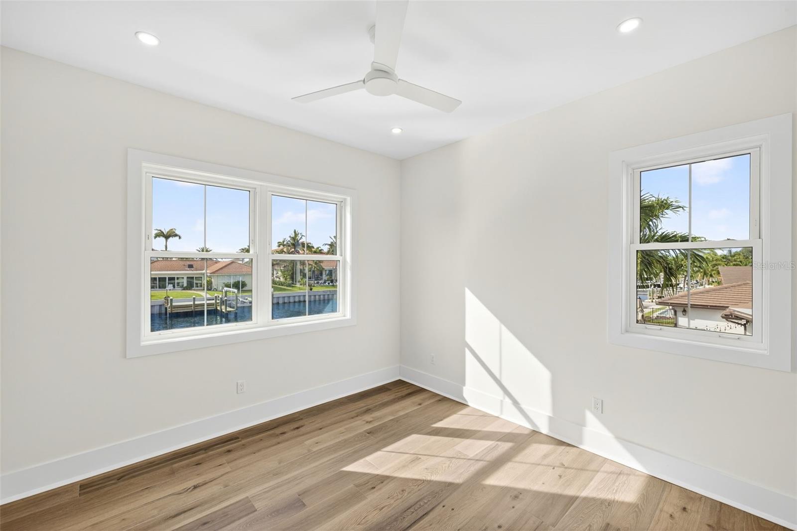Listing photo id 34 for 2050 Hawaii Avenue Ne