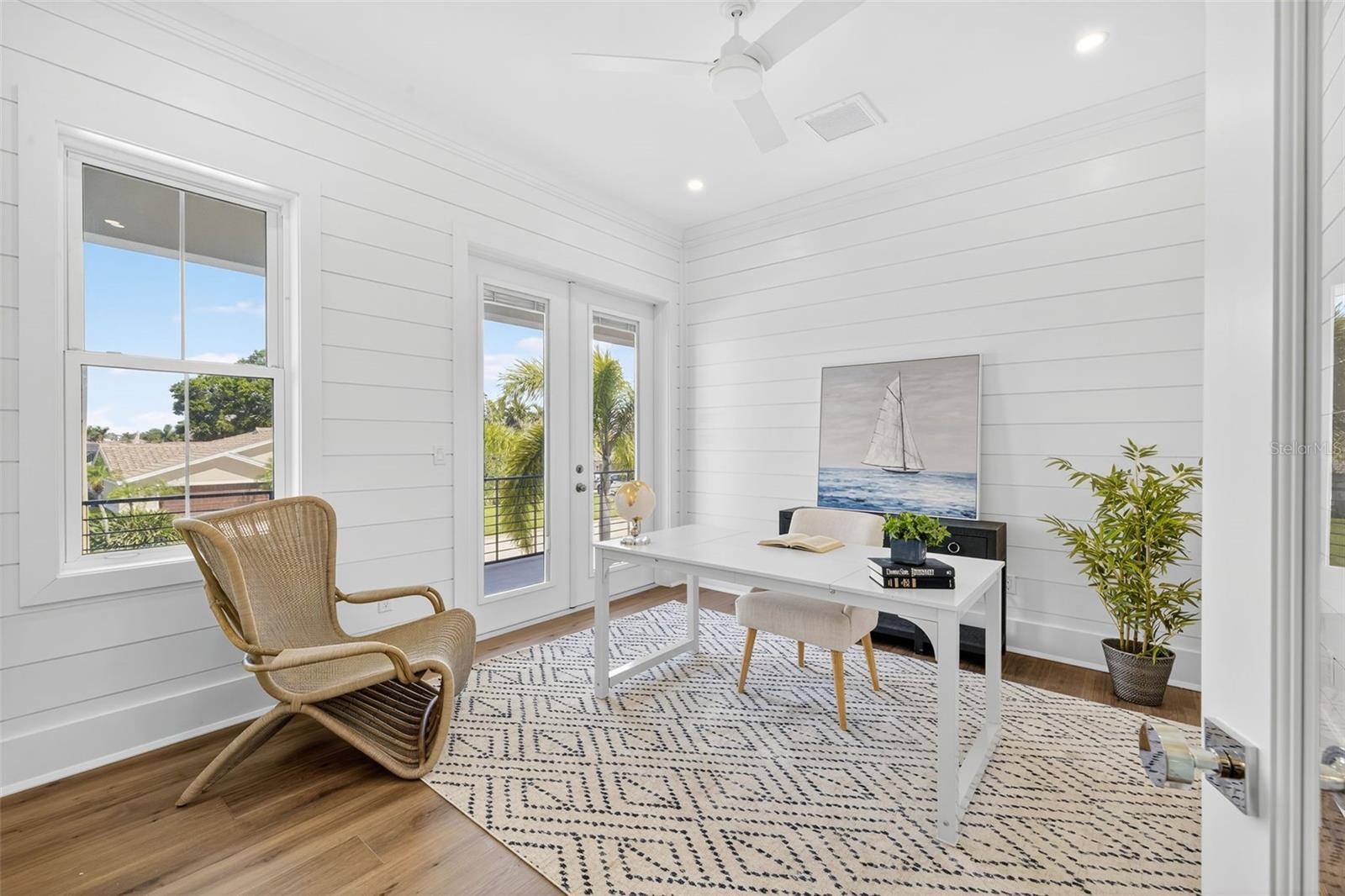 Listing photo id 37 for 2050 Hawaii Avenue Ne