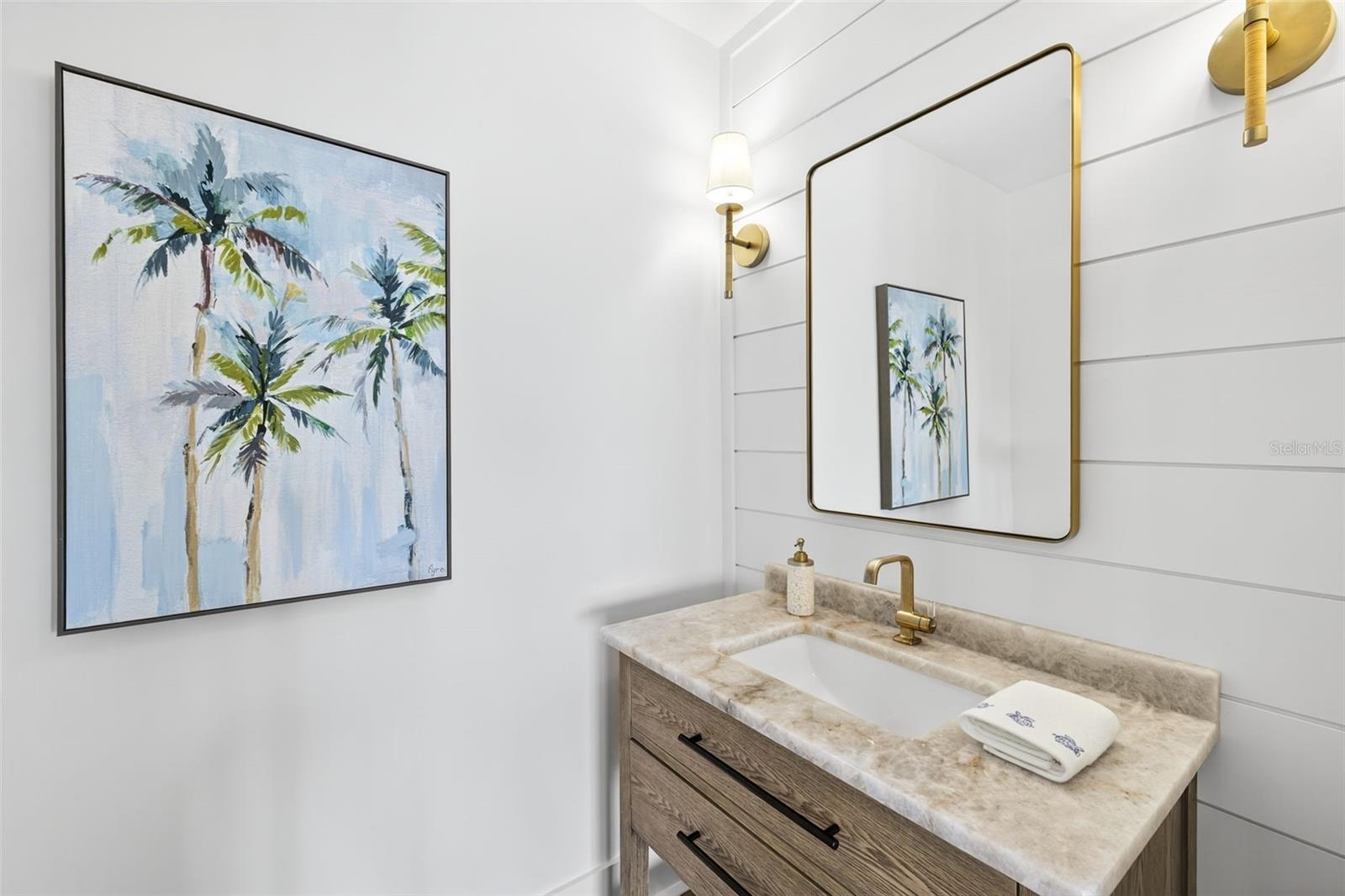 Listing photo id 38 for 2050 Hawaii Avenue Ne