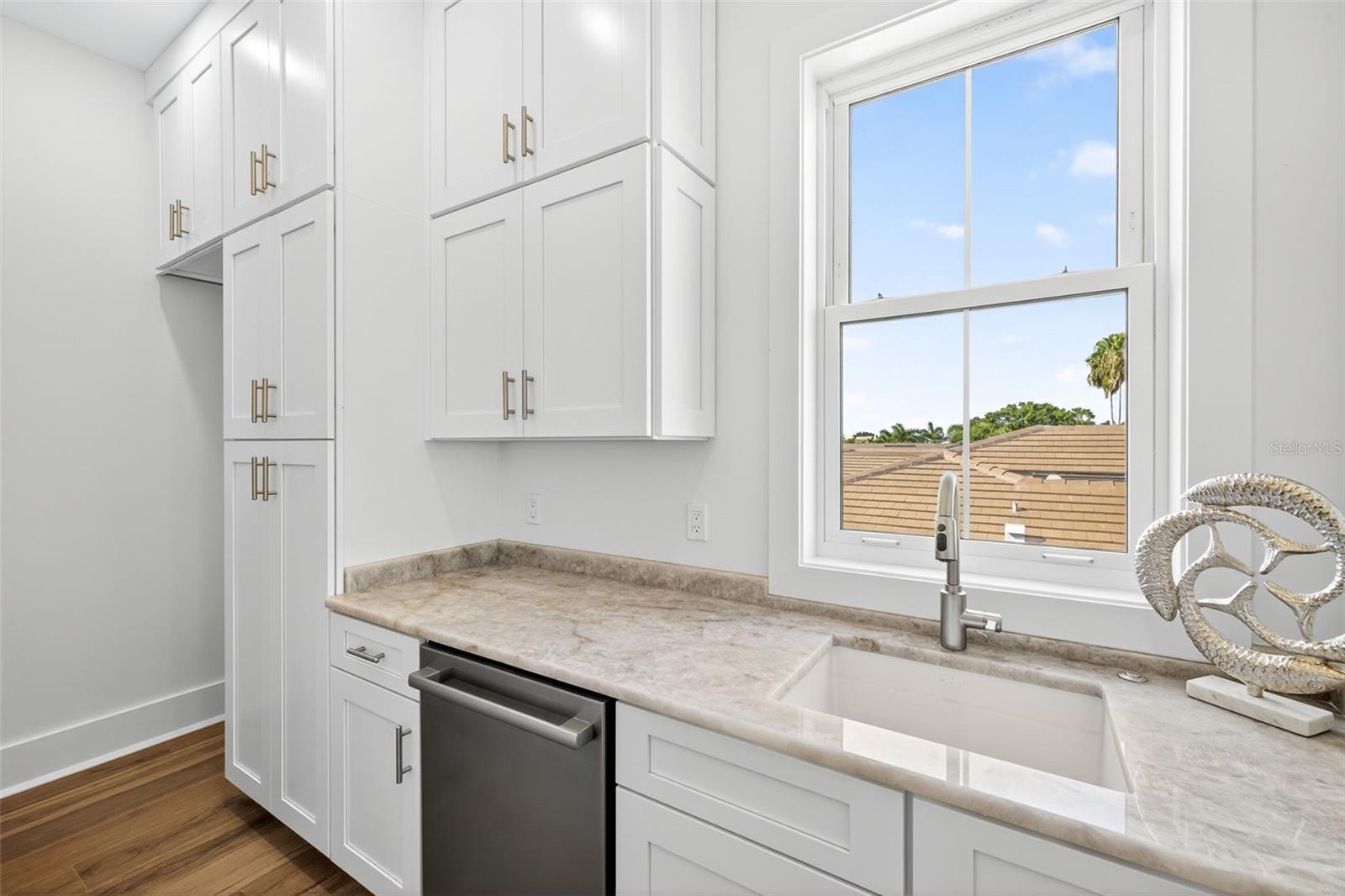 Listing photo id 39 for 2050 Hawaii Avenue Ne