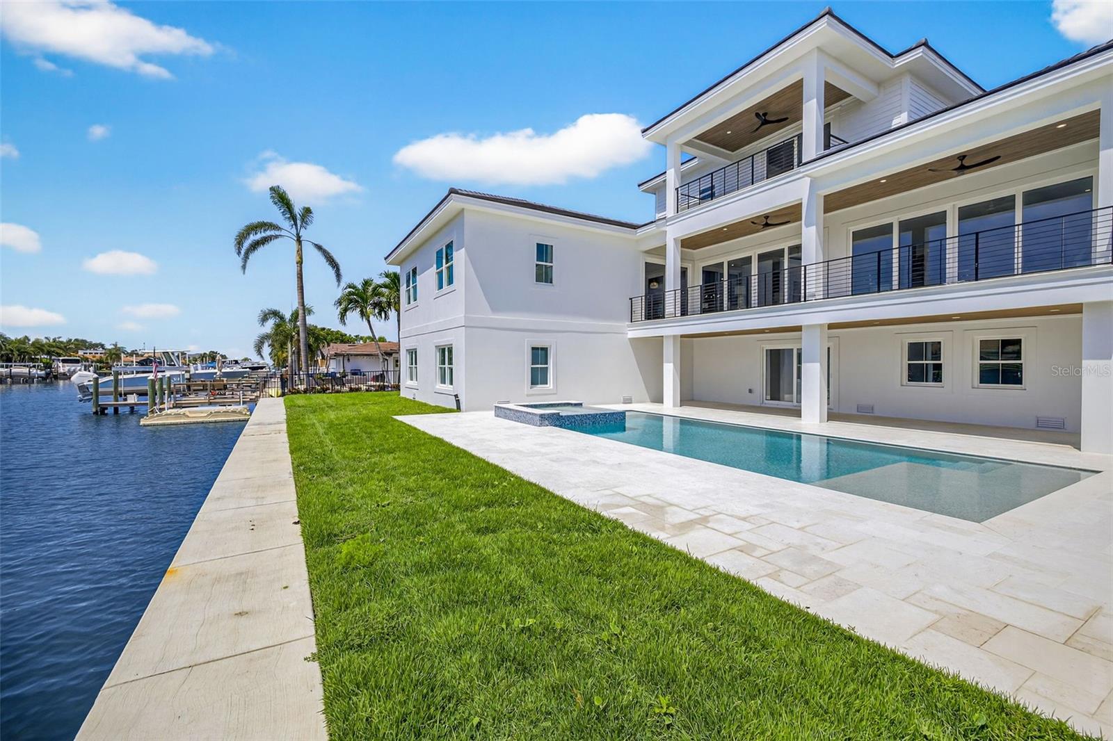 Listing photo id 42 for 2050 Hawaii Avenue Ne