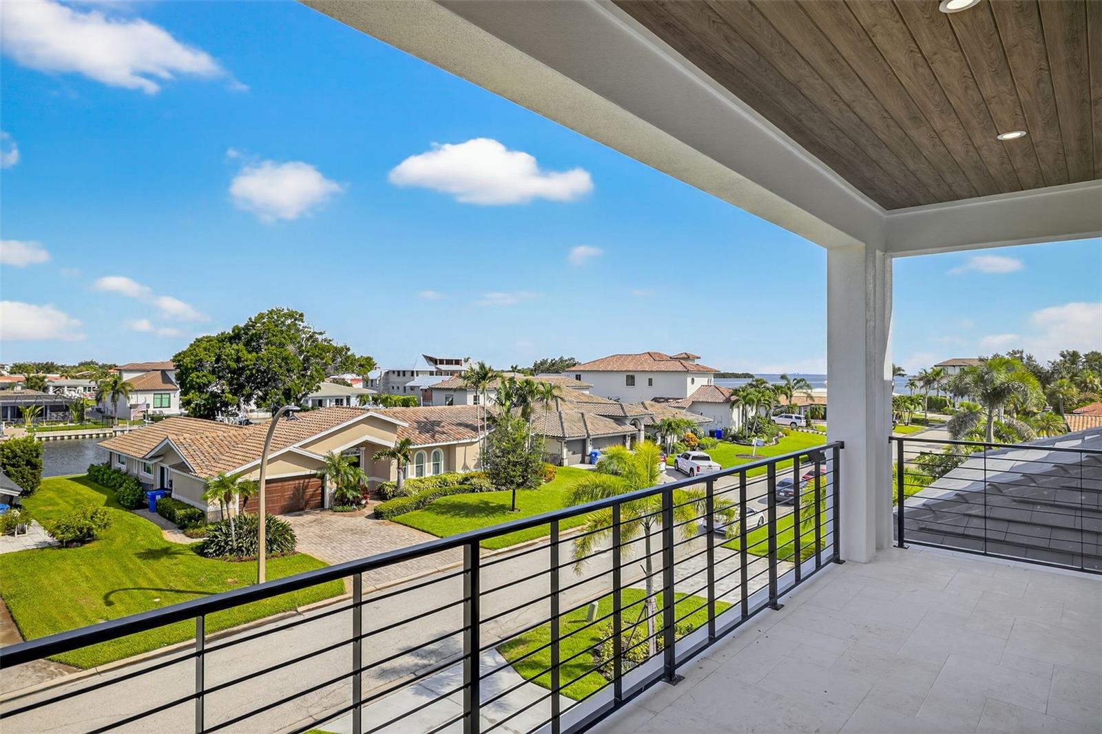 Listing photo id 47 for 2050 Hawaii Avenue Ne