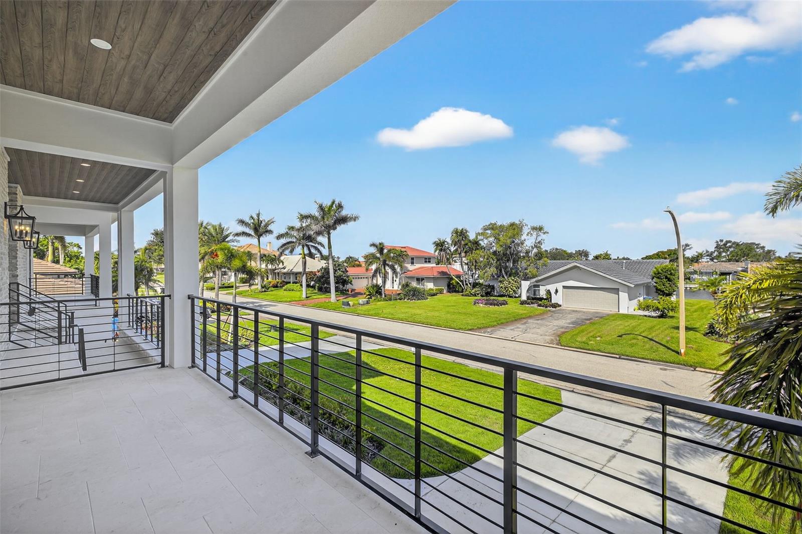 Listing photo id 48 for 2050 Hawaii Avenue Ne