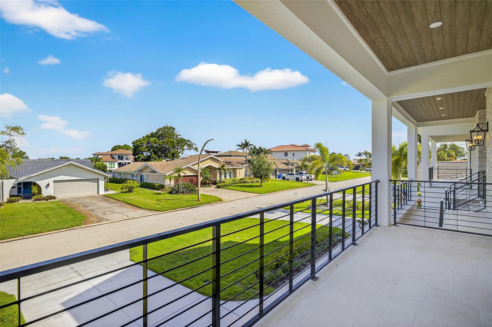 Listing photo id 49 for 2050 Hawaii Avenue Ne