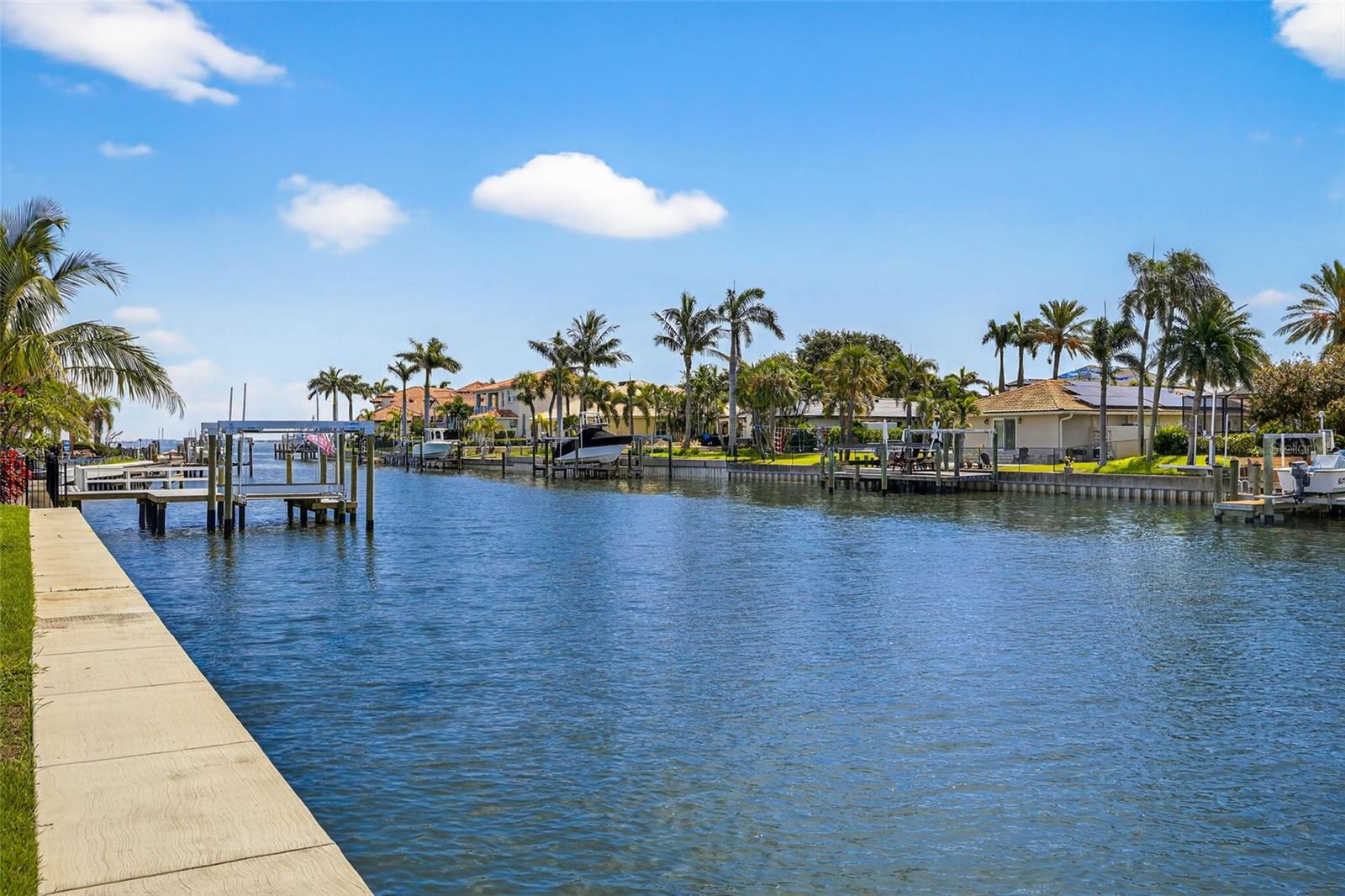Listing photo id 50 for 2050 Hawaii Avenue Ne