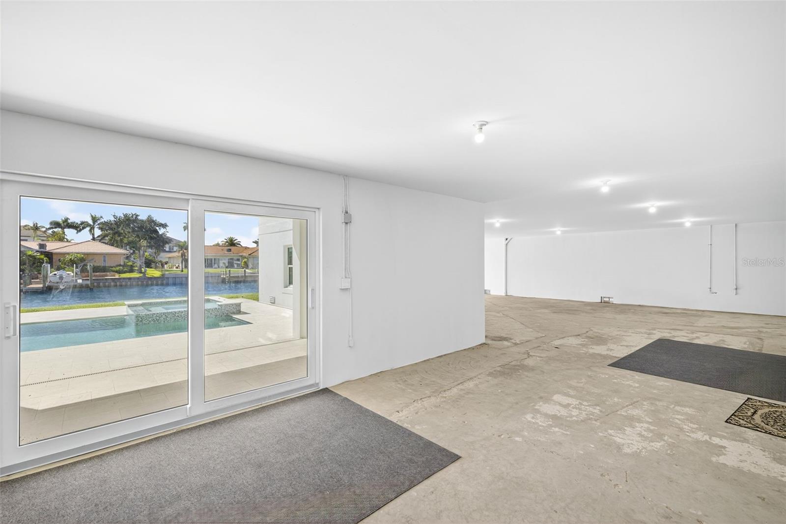 Listing photo id 58 for 2050 Hawaii Avenue Ne
