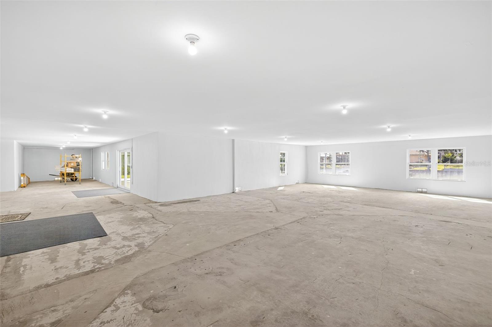 Listing photo id 59 for 2050 Hawaii Avenue Ne