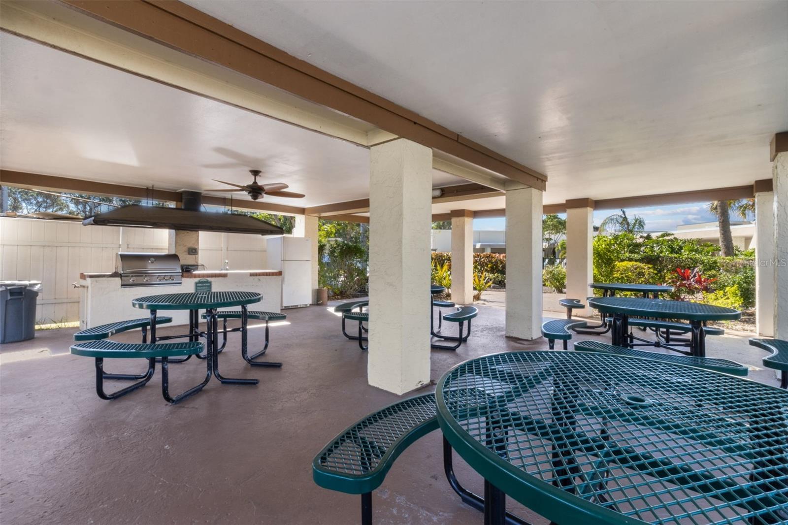 Listing photo id 31 for 7941 58th Avenue N 104