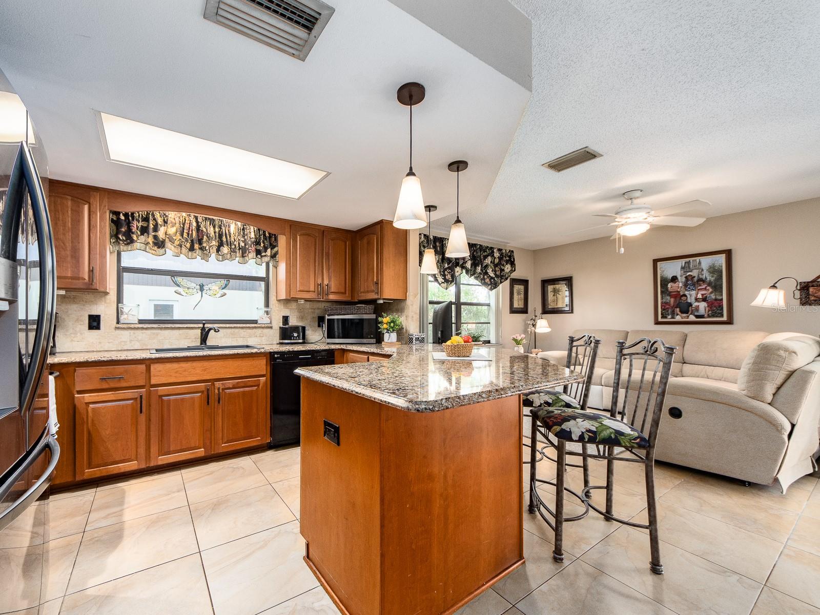 Listing photo id 8 for 7300 Dogleg Court