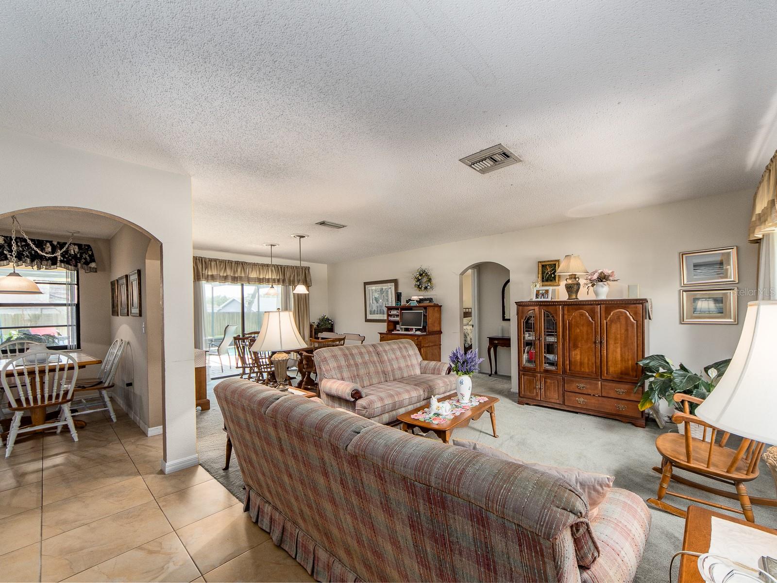 Listing photo id 1 for 7300 Dogleg Court