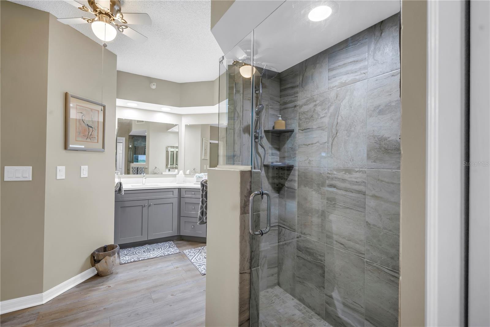 Listing photo id 11 for 6399 Shoreline Drive 4201