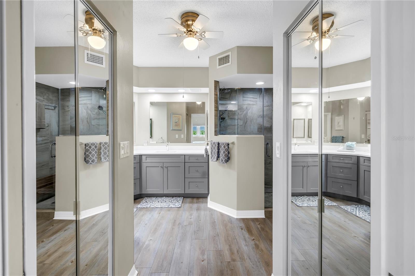 Listing photo id 13 for 6399 Shoreline Drive 4201