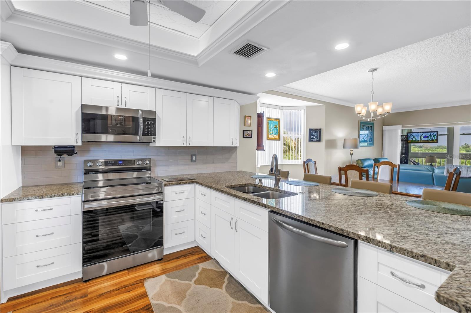 Listing photo id 1 for 6399 Shoreline Drive 4201