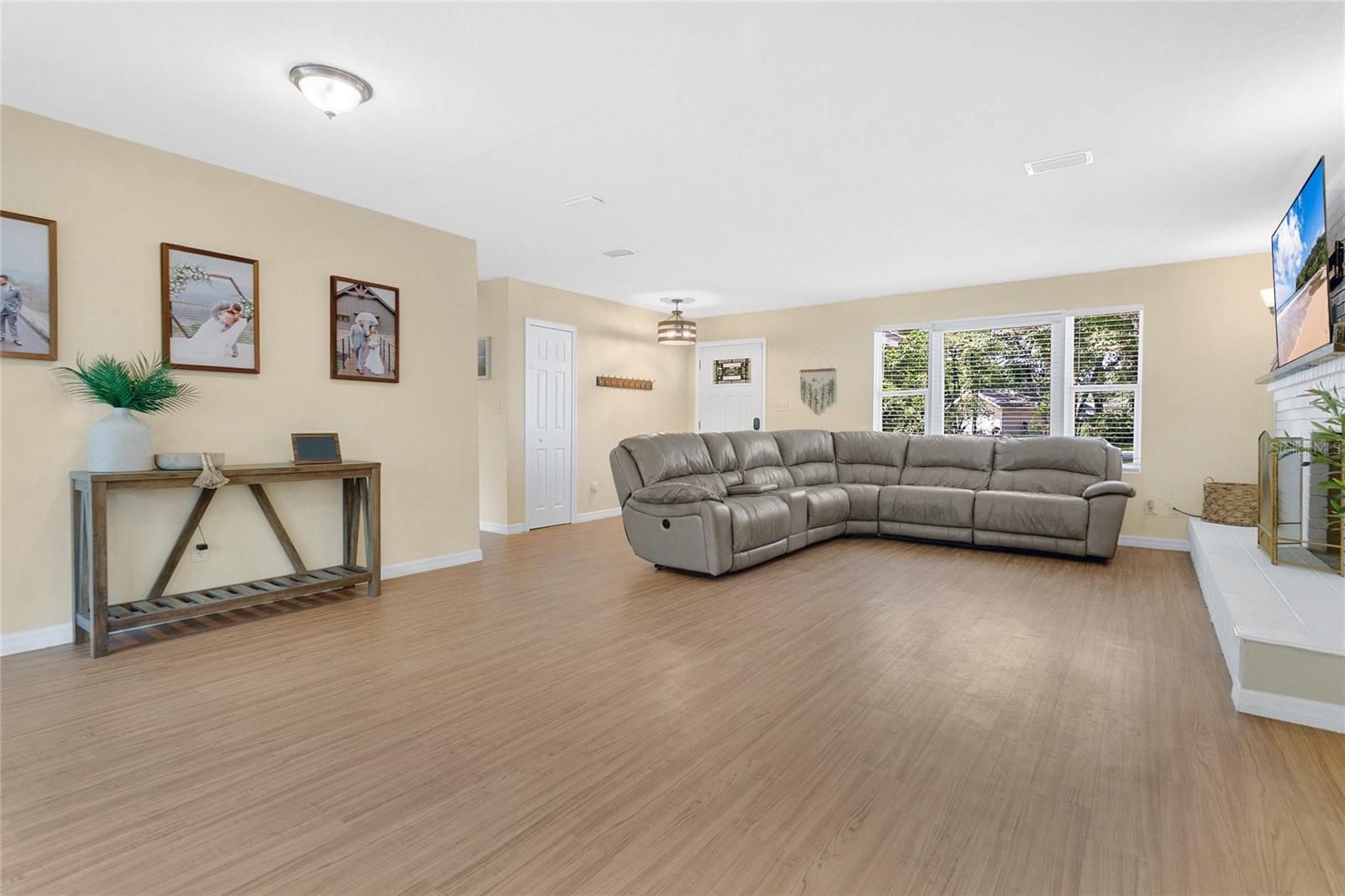 Image 4 of 31 For 4233 Oak Lane