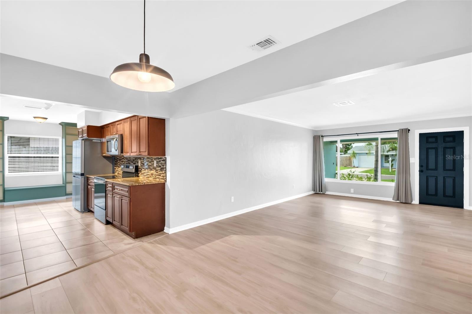 Image 6 of 53 For 13979 Barbados Drive