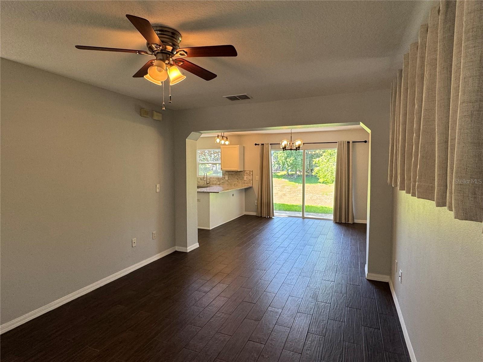 Image 4 of 21 For 2915 Amber Oak Drive