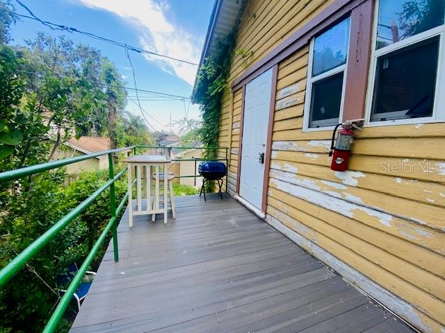 Listing photo id 10 for 331 20th Street N 6