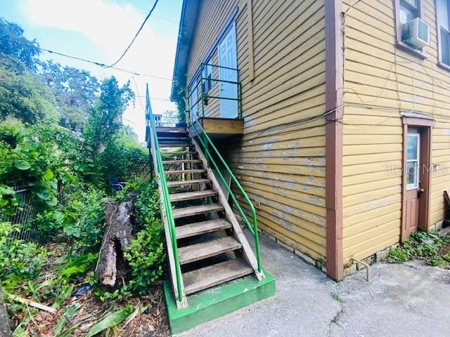Listing photo id 11 for 331 20th Street N 6