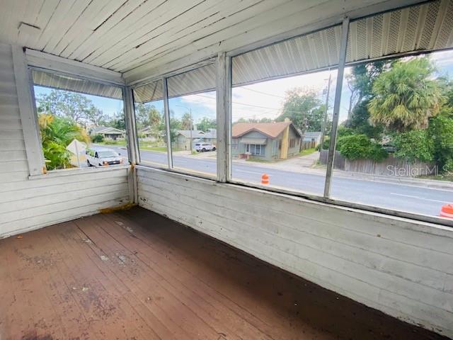 Listing photo id 12 for 331 20th Street N 6
