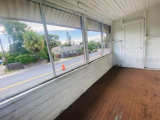 Listing photo id 13 for 331 20th Street N 6