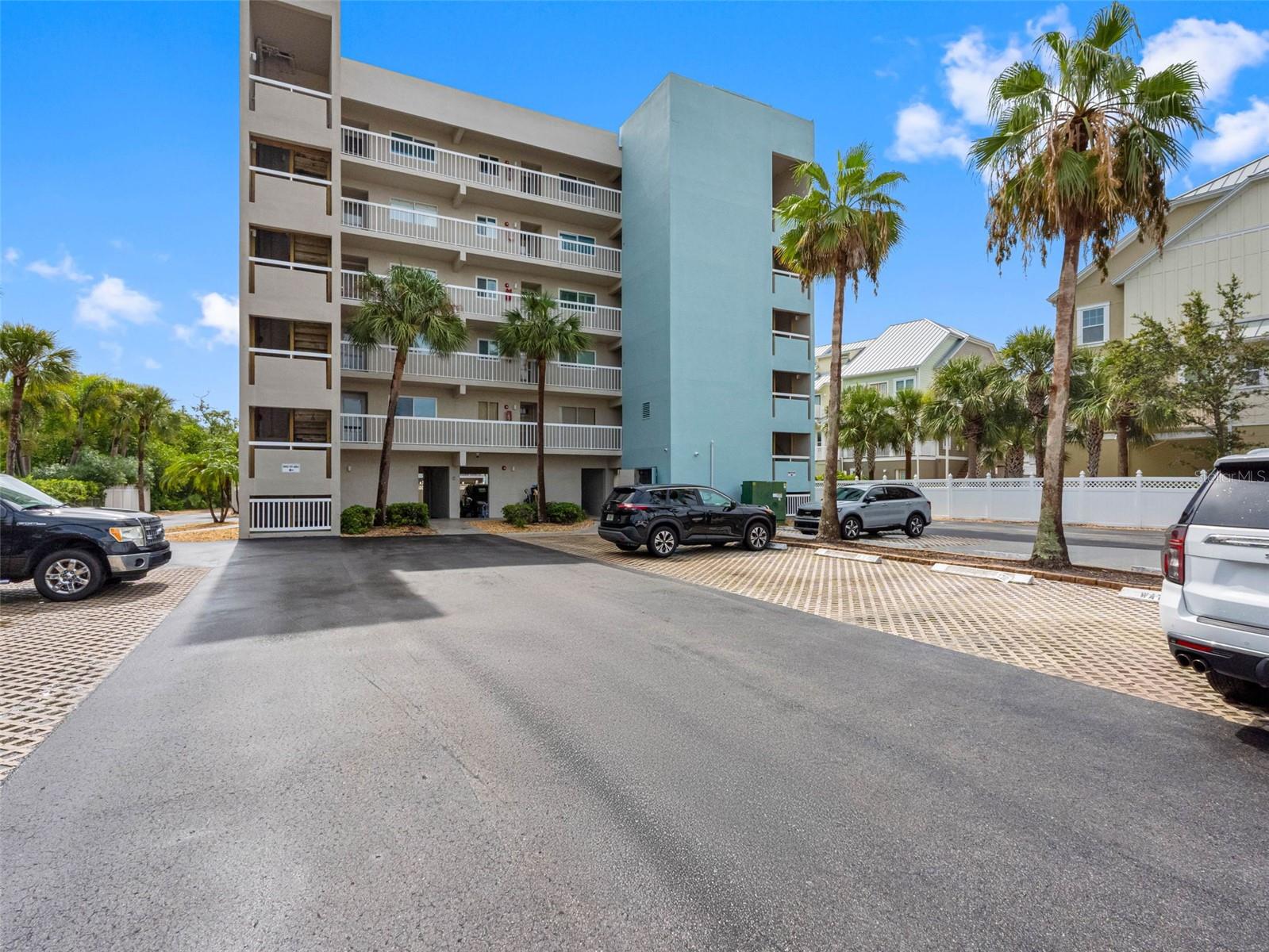 Image 4 of 75 For 19925 Gulf Boulevard 304