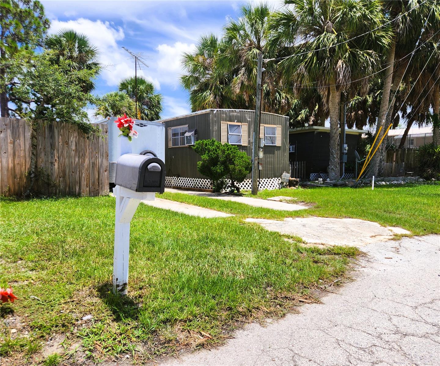 Image 10 of 37 For 6975 Edgewater Drive