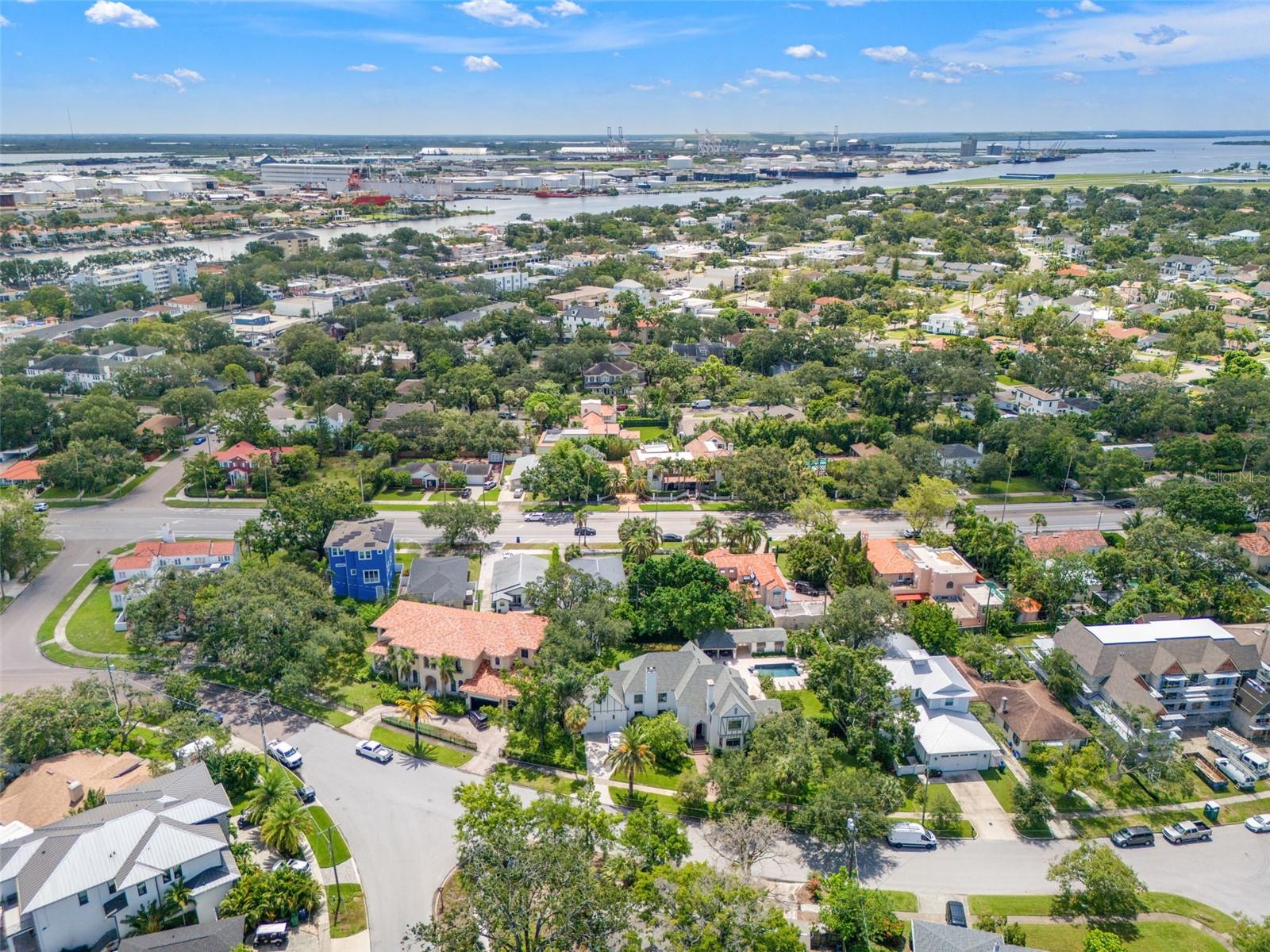 Listing photo id 11 for 128 Davis Boulevard