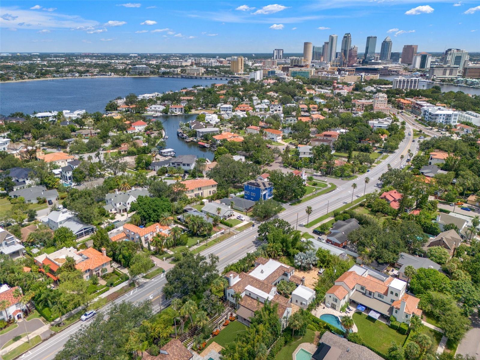 Listing photo id 4 for 128 Davis Boulevard