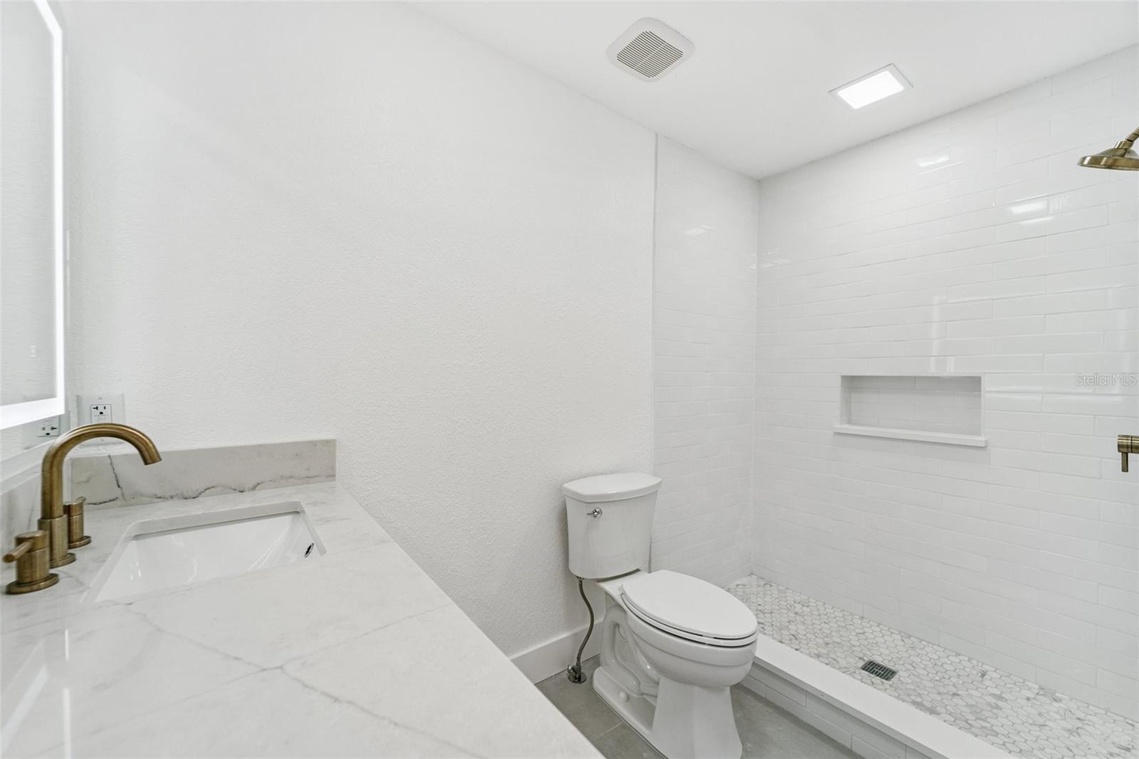 Image 26 of 44 For 9410 Tara Cay Court 15