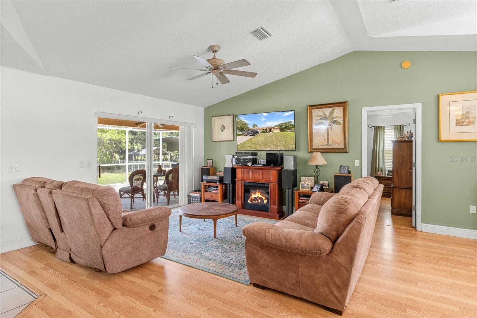 Listing photo id 0 for 1805 Overview Drive