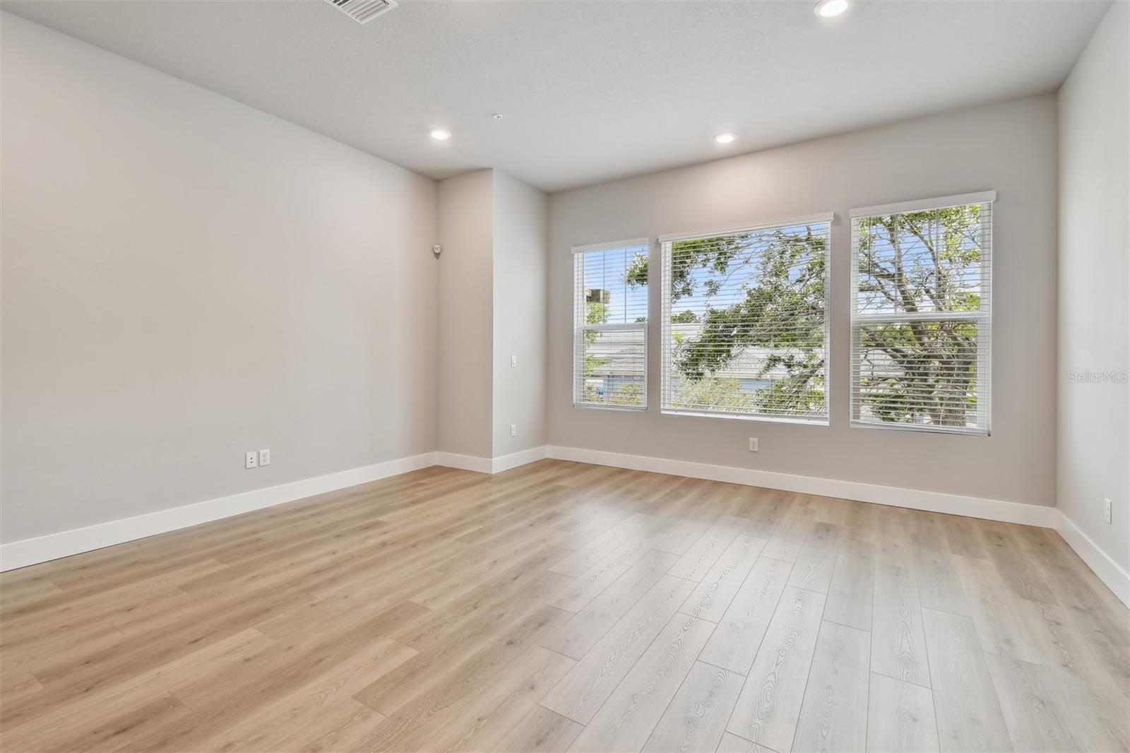 Listing photo id 14 for 3105 4th Terrace N