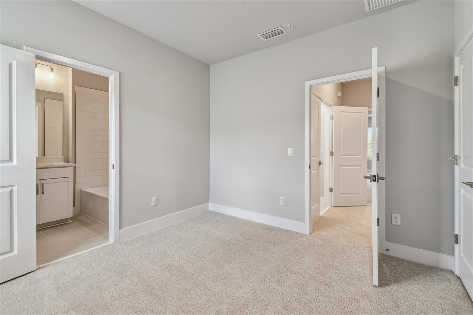 Listing photo id 29 for 3105 4th Terrace N