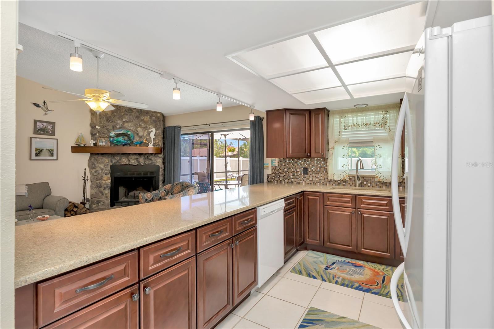 Listing photo id 13 for 5319 Cordova Way S