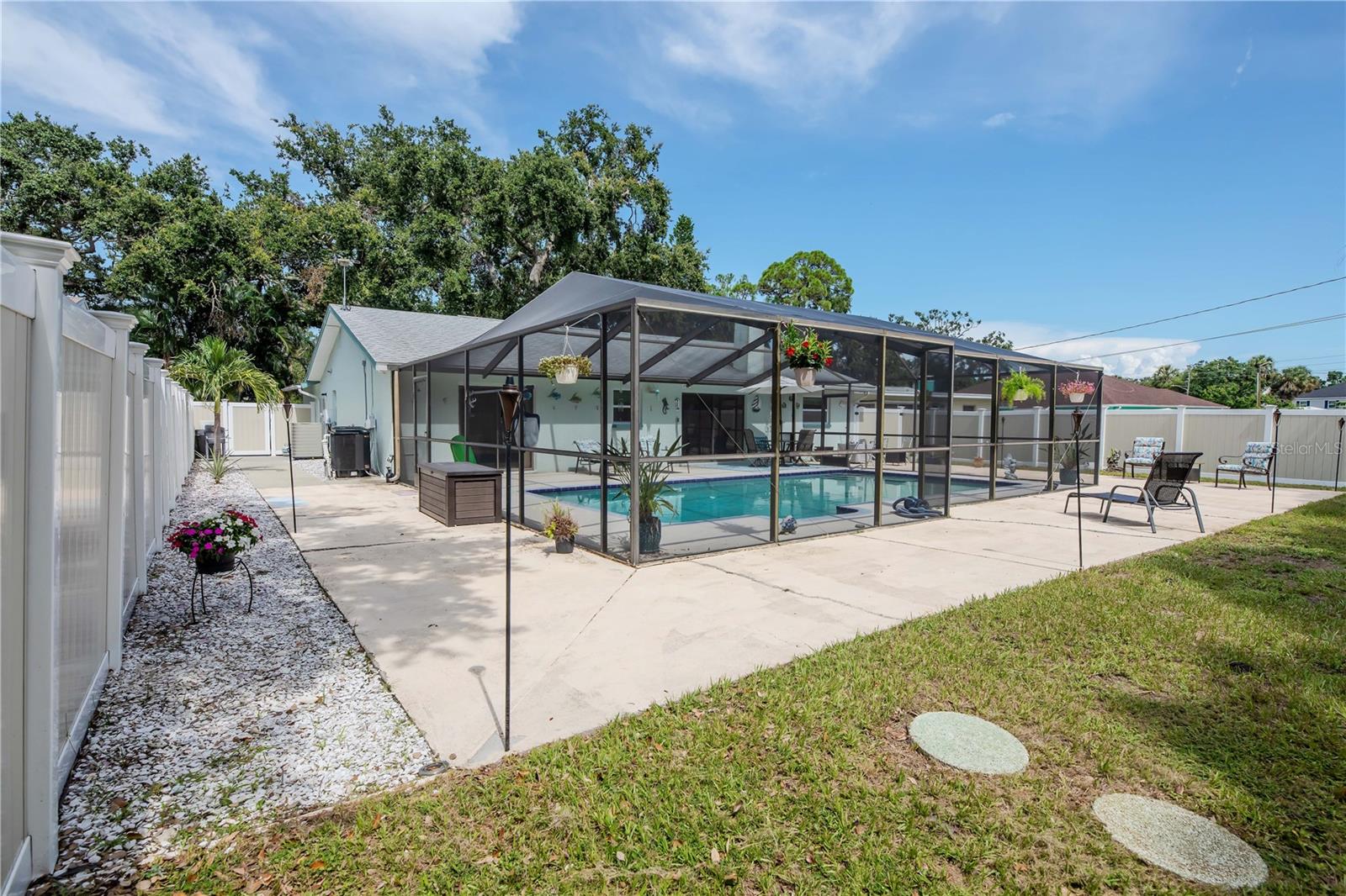 Listing photo id 32 for 5319 Cordova Way S