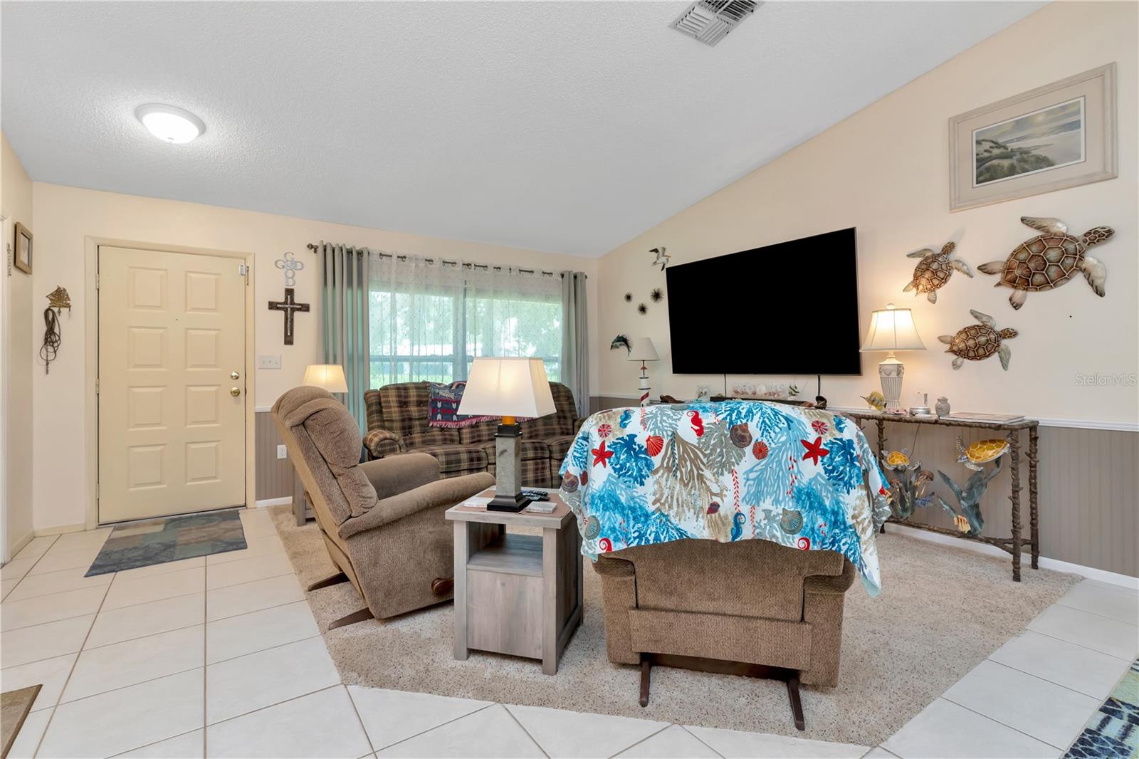 Listing photo id 2 for 5319 Cordova Way S
