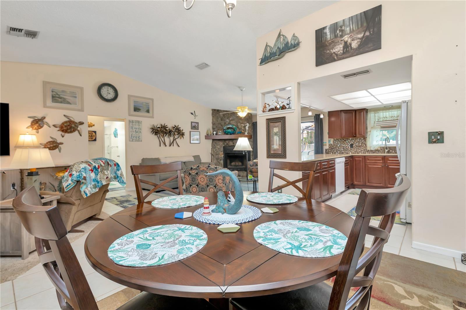 Listing photo id 7 for 5319 Cordova Way S
