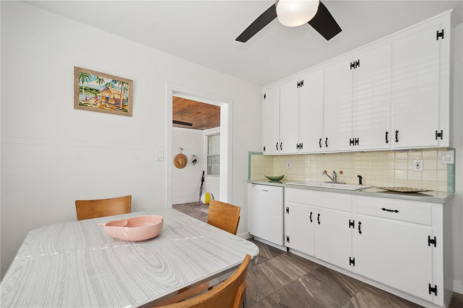 Listing photo id 13 for 102 11th Avenue