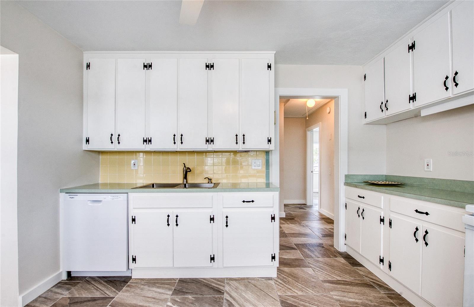 Listing photo id 14 for 102 11th Avenue