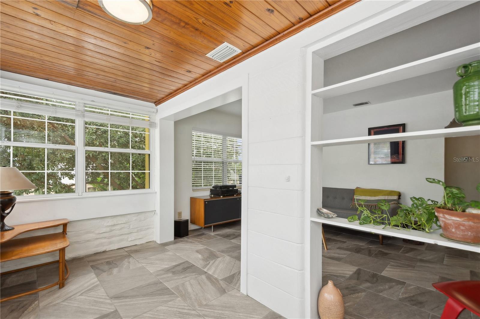 Listing photo id 5 for 102 11th Avenue