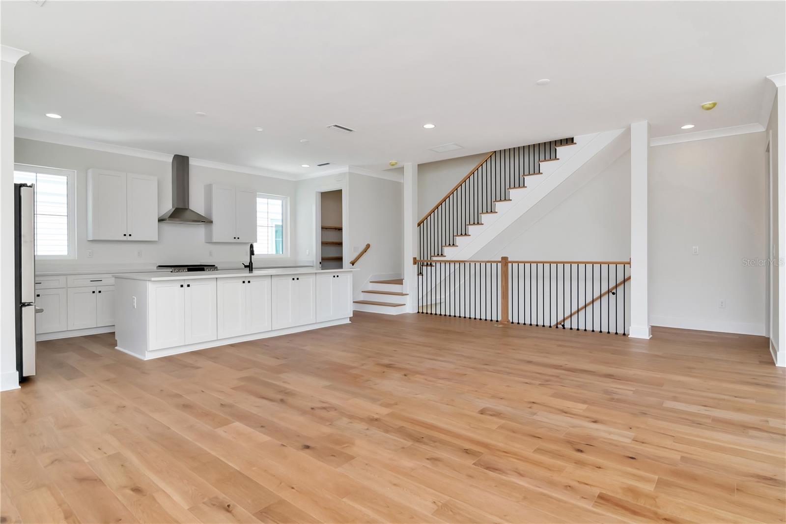 Listing photo id 9 for 407 Albany Avenue 3