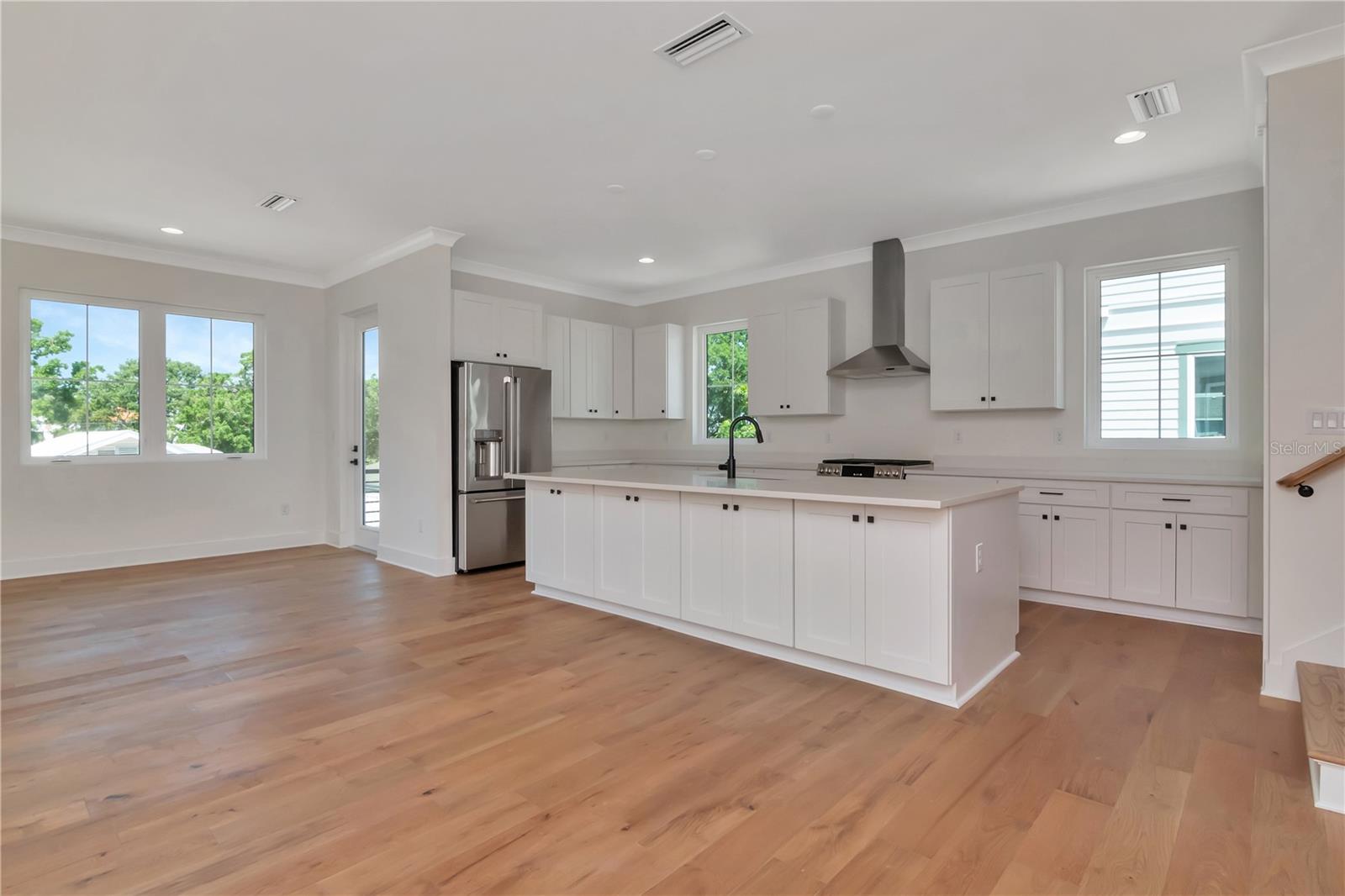 Listing photo id 12 for 407 Albany Avenue 3