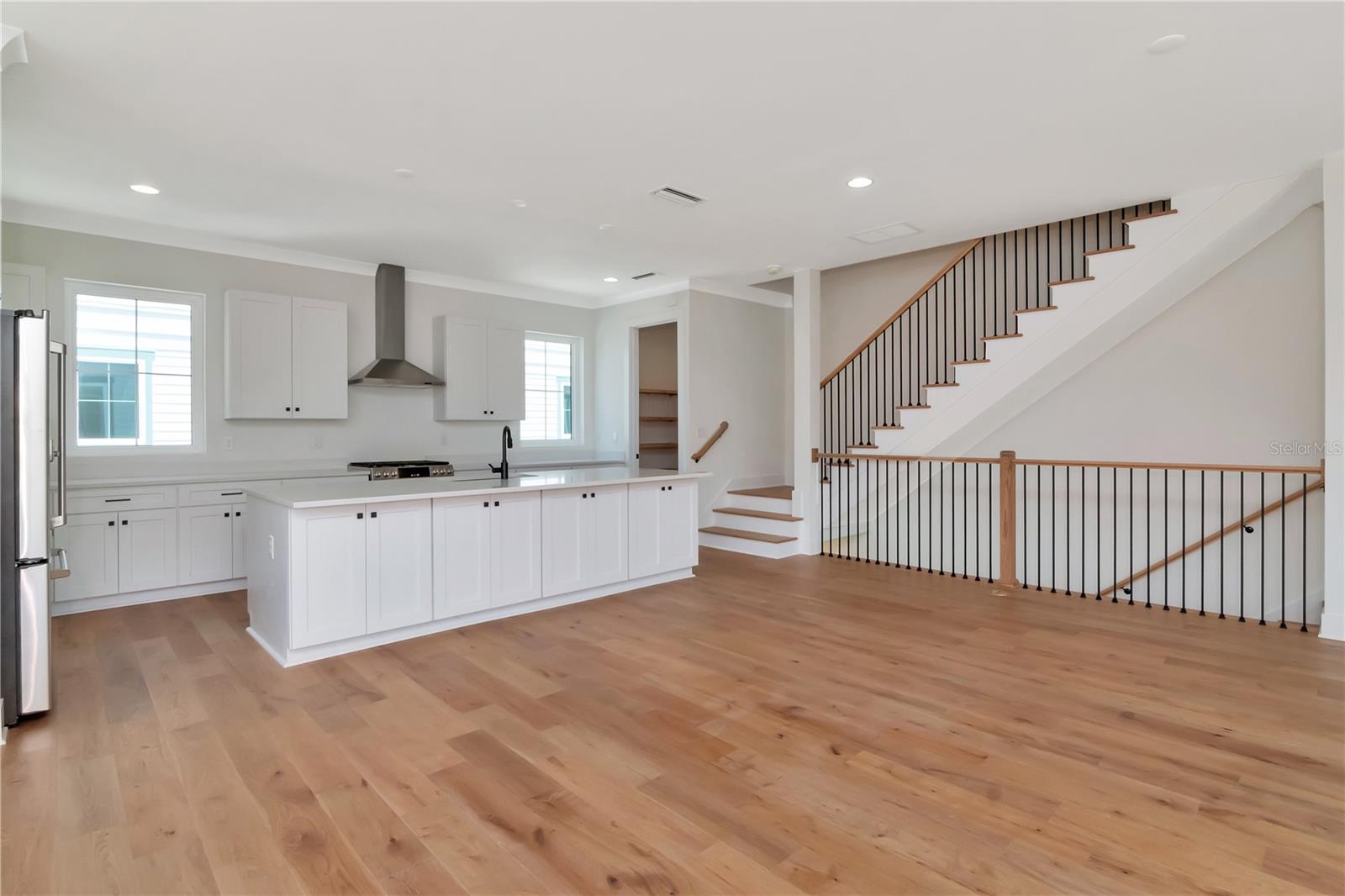 Listing photo id 14 for 407 Albany Avenue 3