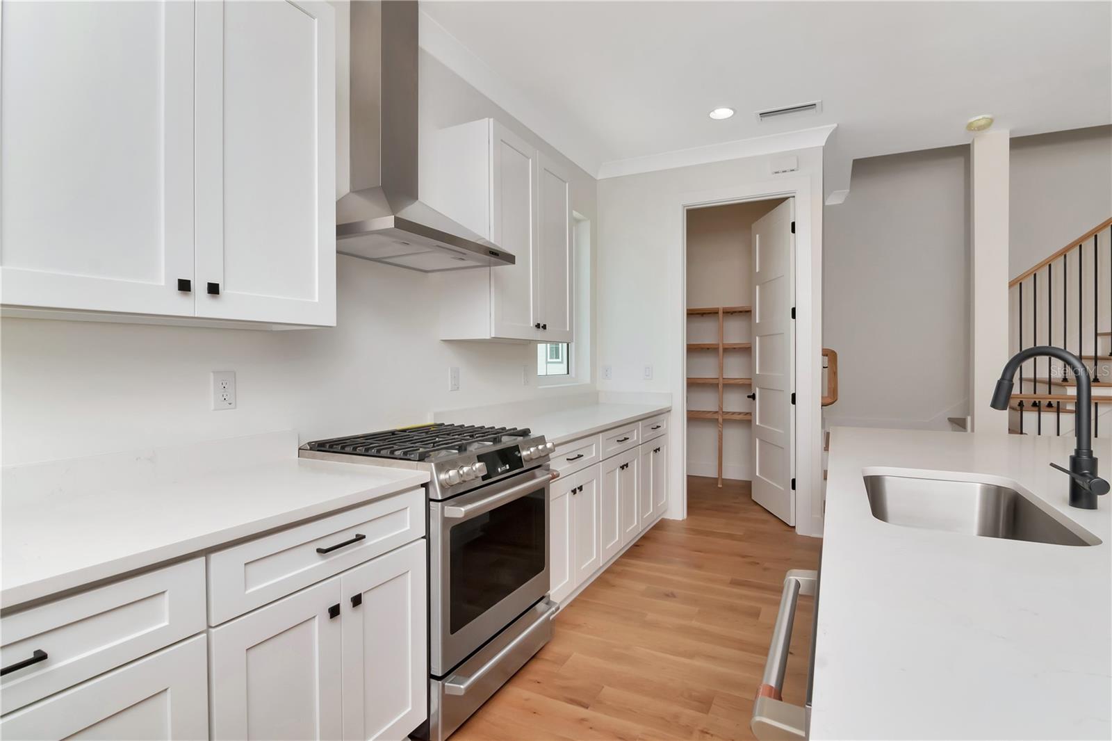 Listing photo id 15 for 407 Albany Avenue 3