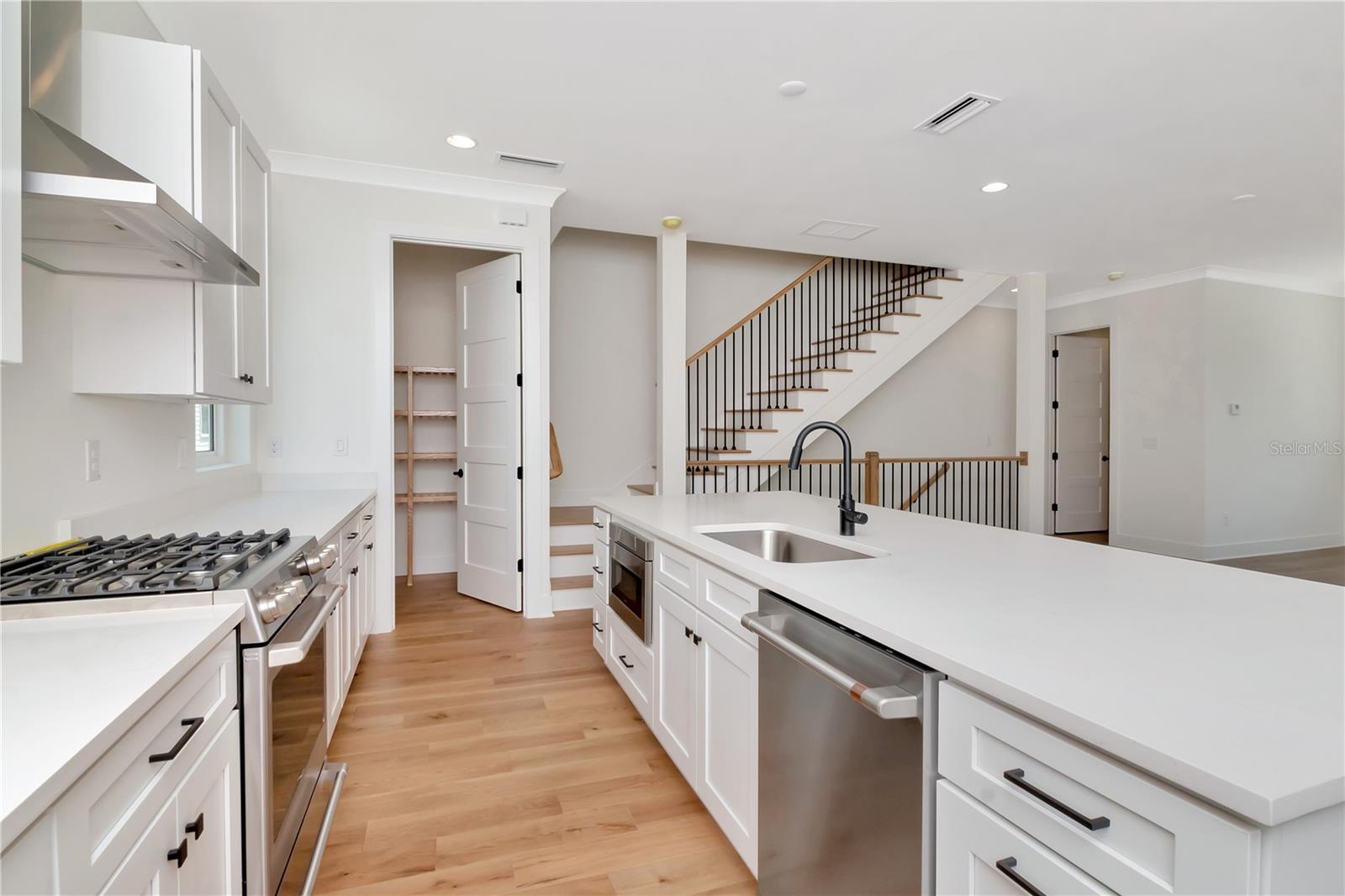 Listing photo id 16 for 407 Albany Avenue 3