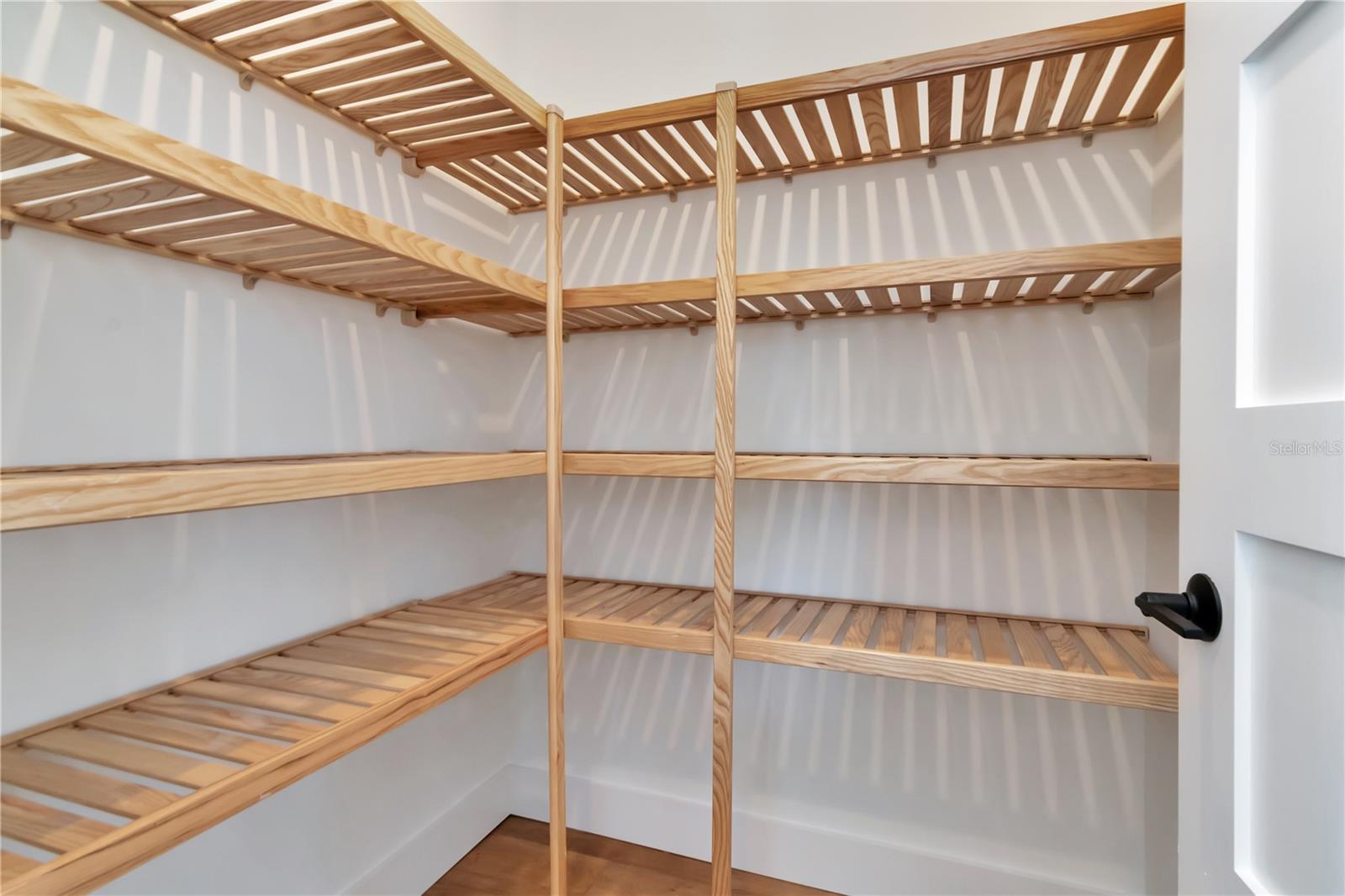 Listing photo id 17 for 407 Albany Avenue 3