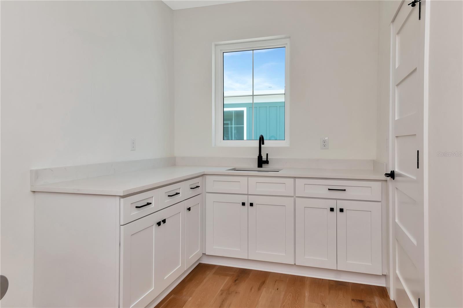 Listing photo id 20 for 407 Albany Avenue 3