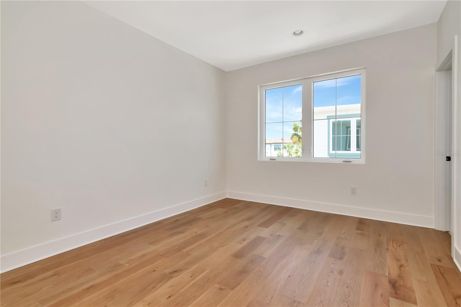 Listing photo id 21 for 407 Albany Avenue 3