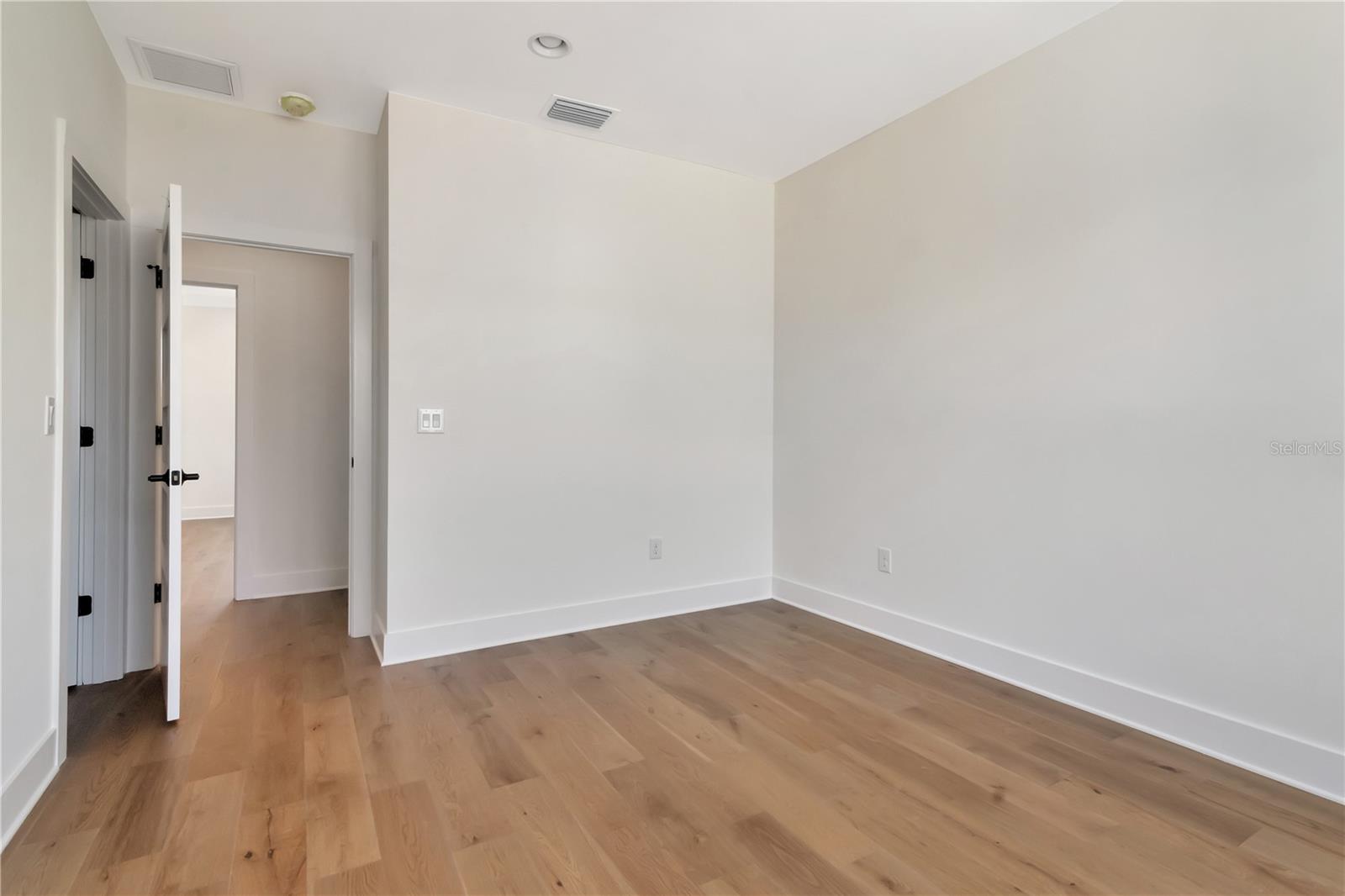 Listing photo id 23 for 407 Albany Avenue 3