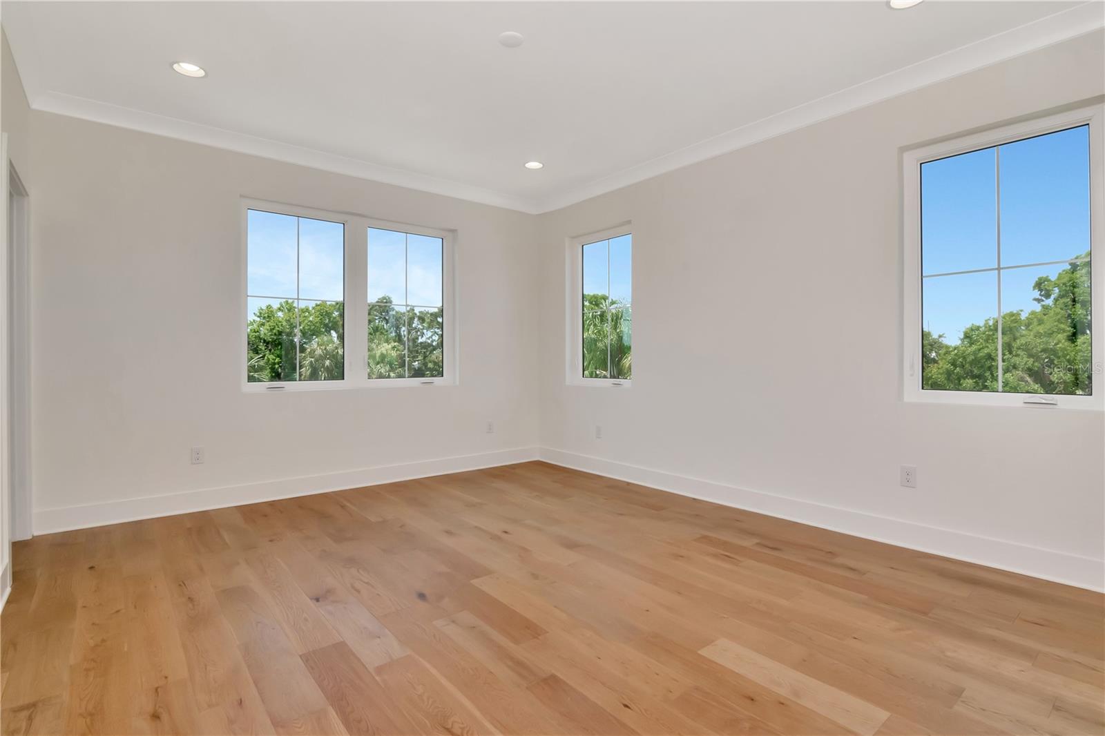 Listing photo id 25 for 407 Albany Avenue 3