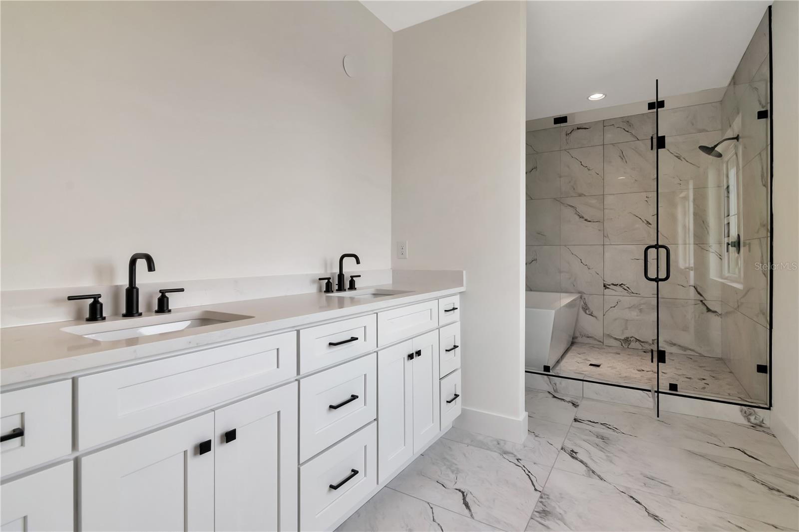 Listing photo id 28 for 407 Albany Avenue 3